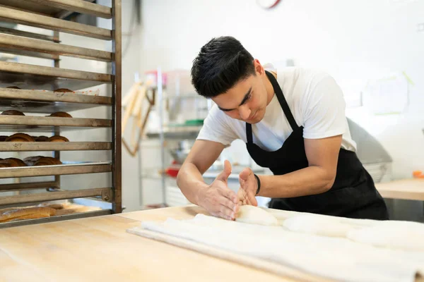 Сосредоточенный Мужчина Пекарь Работающий Тестом Делающий Несколько Хлебов Пекарне — стоковое фото