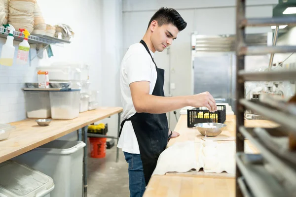 Perfil Vista Padeiro Hispânico Masculino Derramando Pouco Farinha Massa Pão — Fotografia de Stock