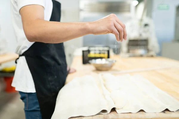 Крупный План Мужчины Пекаря Наливающего Немного Муки Хлебное Тесто Готового — стоковое фото
