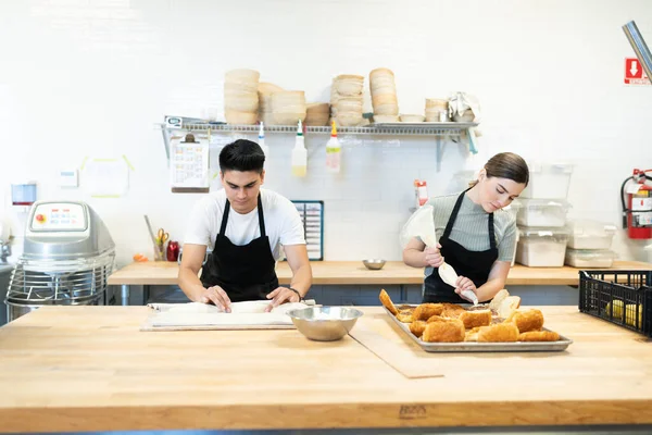 Fokuserade Arbetare Gör Bröd Och Bakverk Ett Bageri Kök — Stockfoto