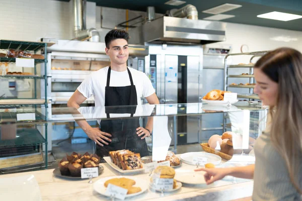 Stilig Latinamerikan Som Säljer Bröd Till Kvinnlig Kund Bageriet — Stockfoto