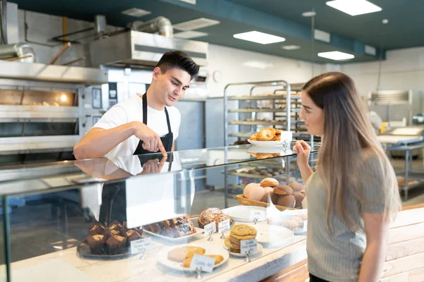 Bello Aspetto Del Fornaio Maschile Che Consiglia Alcuni Dolci Pane — Foto Stock