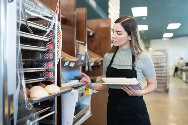 Mulher Bonita Trabalhando Uma Padaria Fazer Algum Inventário Pão Com — Fotografia de Stock