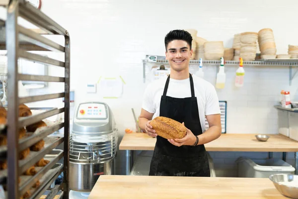 Retrato Padeiro Hispânico Segurando Pão Delicioso Sorrindo Uma Padaria — Fotografia de Stock