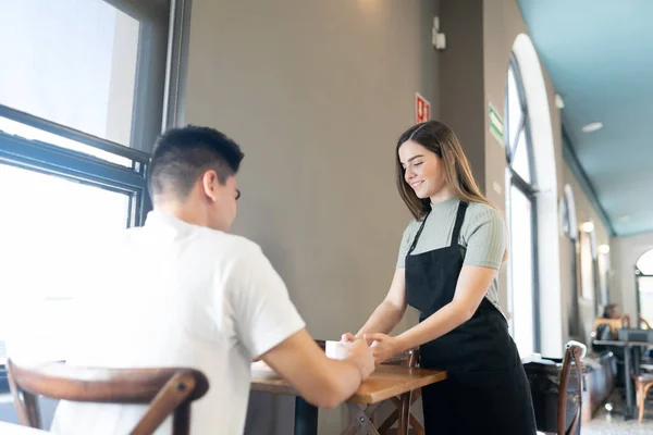 Bella Cameriera Che Lavora Una Caffetteria Porta Caffè Dolci Cliente — Foto Stock