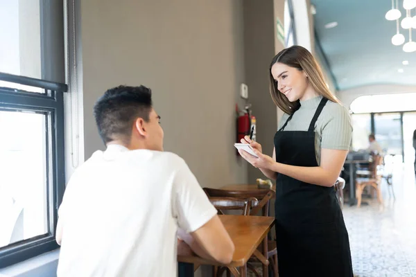 Empregada Mesa Amigável Recebendo Pedido Cliente Uma Loja Café Padaria — Fotografia de Stock