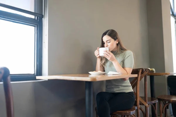 Søt Hvit Kvinne Som Tar Slurk Sin Favorittkaffelatte Bakeri Kaffebar – stockfoto