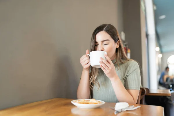 Pretty Young Woman Drinking Some Coffee Eating Sweet Bread Her — Stock Photo, Image