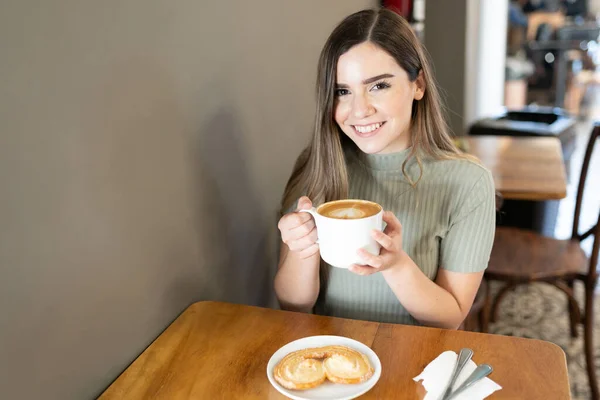 Retrato Una Hermosa Joven Disfrutando Café Con Leche Poco Pan —  Fotos de Stock