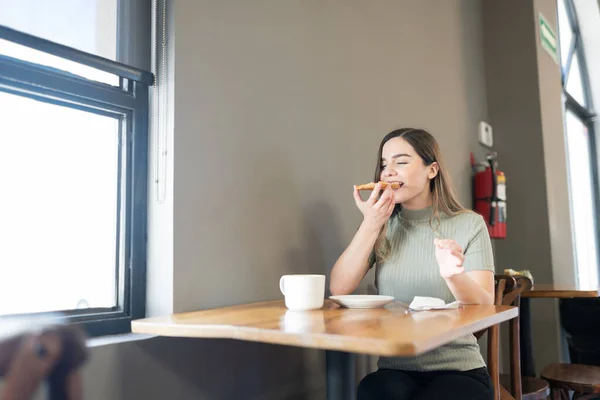 Linda Mujer Joven Comiendo Disfrutando Una Pastelería Poco Café Una —  Fotos de Stock
