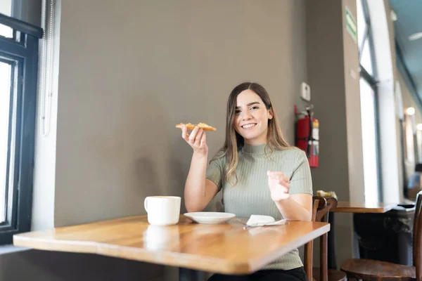 Retrato Una Linda Mujer Caucásica Disfrutando Poco Pan Dulce Café —  Fotos de Stock