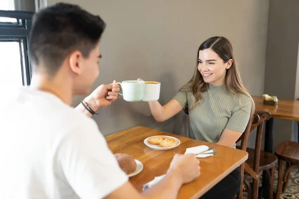 Dobře Vypadající Mladý Pár Dělat Přípitek Šálky Kávy Restauraci — Stock fotografie