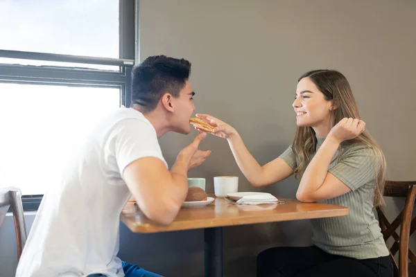 Mulher Bonita Compartilhando Pouco Pão Doce Com Seu Namorado Café — Fotografia de Stock