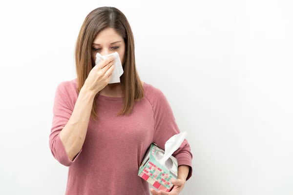 Attraktive Frau Pustet Ihre Nase Mit Einem Taschentuch Und Hält — Stockfoto