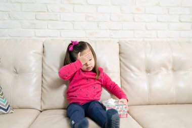 Güzel beyaz kız ateşle alnına dokunuyor ve kendini hasta hissediyor.