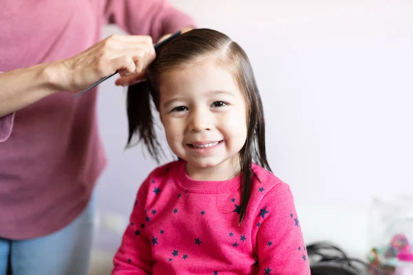 Bella Bruna Bambina Ottenere Una Coda Cavallo Sua Madre Casa — Foto Stock