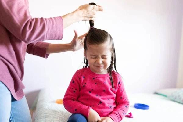 Menina Bonito Fechando Olhos Desconforto Enquanto Sua Mãe Puxa Cabelo — Fotografia de Stock