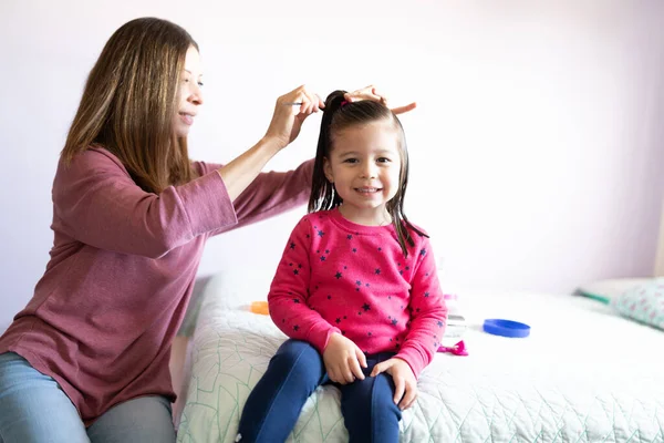 Happy Brunetka Dziewczyna Uśmiecha Się Obok Matki Jej Włosy Zrobione — Zdjęcie stockowe