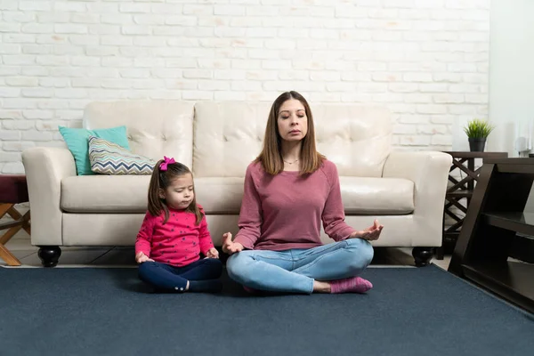 Mãe Filha Caucasiana Praticando Mindfulness Meditando Enquanto Sentado Chão Tapete — Fotografia de Stock