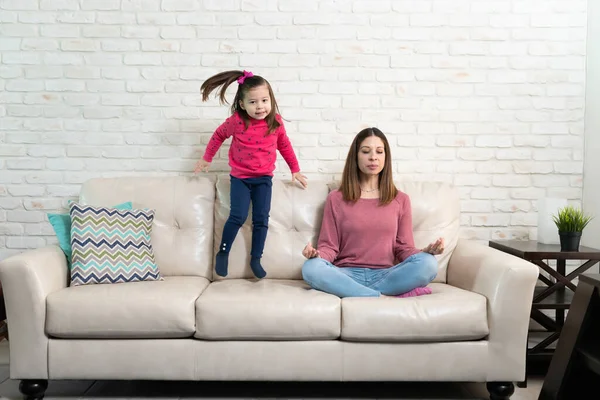 Goed Uitziende Moeder Doet Wat Meditatie Thuis Terwijl Zitten Naast — Stockfoto