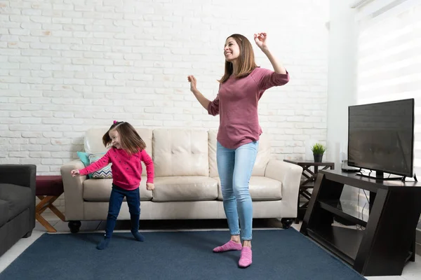 Full Length View Cauasian Mother Her Little Daughter Having Fun — Stock Photo, Image