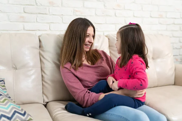 Güzel Anne Kızı Evdeki Oturma Odasında Oturup Birlikte Rahatlıyorlar — Stok fotoğraf