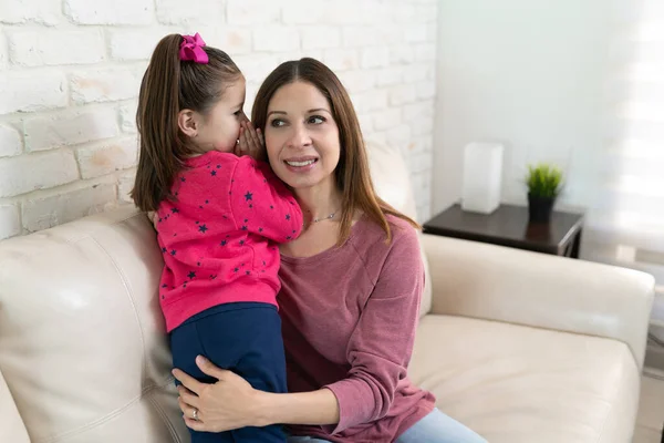 Schattig Jarig Meisje Fluistert Een Geheim Het Oor Van Haar — Stockfoto