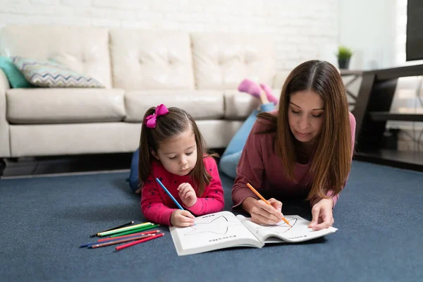 Pretty Brunette Girl Her Mother Spending Time Together Home Coloring — Stock Photo, Image