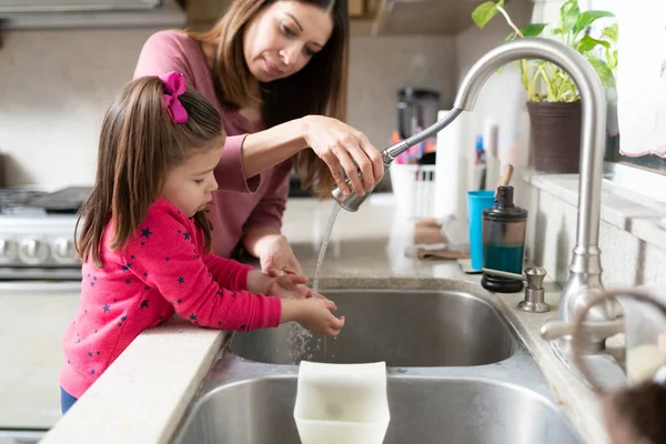 Söt Liten Årig Flicka Tvätta Händerna Med Hjälp Sin Mamma — Stockfoto