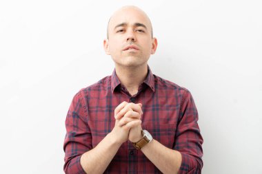 30 'lu yaşlarında bir adamın portresi. Stüdyoda davasını savunmak için el ele tutuşuyor.