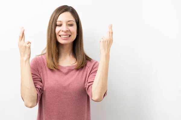 Hübsche Frau Die Schließt Die Augen Und Drückt Die Daumen — Stockfoto