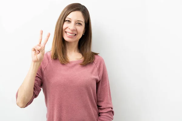 Porträt Einer Brünetten Frau Die Die Einem Atelier Mit Ihren — Stockfoto