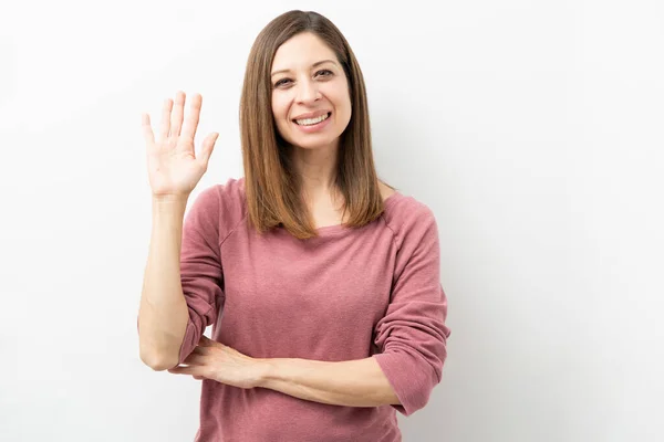 Bella Donna Bruna Nei Suoi Anni Agitando Mano Ciao Saluto — Foto Stock