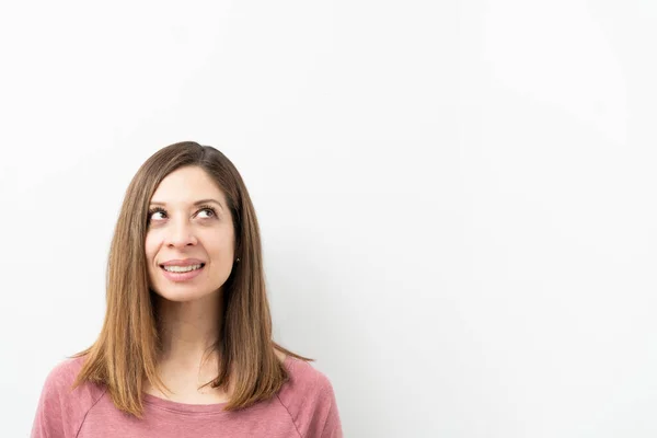 Hermosa Mujer Años Mirando Hacia Espacio Copia Con Una Sonrisa —  Fotos de Stock