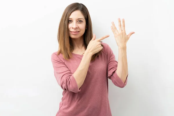 Schöne Brünette Frau Zeigt Auf Ihren Finger Und Zeigt Dass — Stockfoto