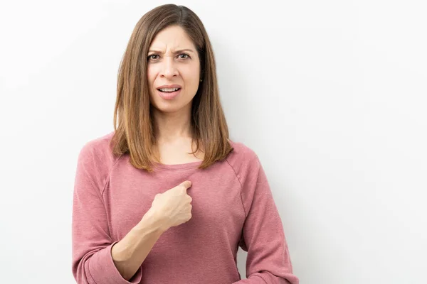 Hübsche Brünette Frau Sieht Verwirrt Aus Und Zeigt Einem Studio — Stockfoto