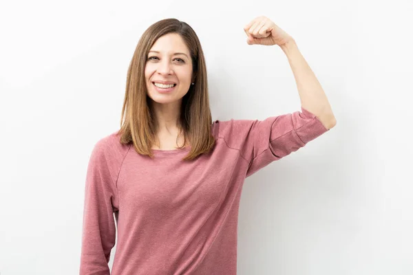 Glückliche Kaukasische Frau Lässig Gekleidet Und Ihren Arm Gebeugt Zeigt — Stockfoto