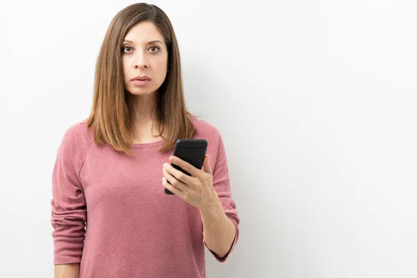 Blanke Vrouw Met Een Smartphone Haar Hand Kijken Geschokt Gestrest — Stockfoto