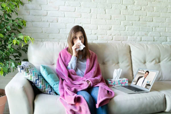 Καυκάσια Γυναίκα Τυλιγμένη Μια Κουβέρτα Που Αισθάνεται Άρρωστη Και Έχοντας — Φωτογραφία Αρχείου