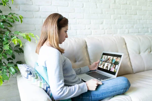 Zbliżenie Kobiety Oglądającej Laptopa Domu Podczas Rozmowy Wideo Przyjaciółmi Rodziną — Zdjęcie stockowe