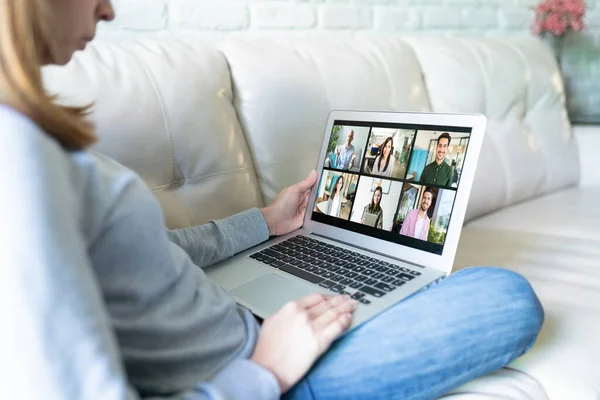 Zbliżenie Kobiety Oglądającej Laptopa Domu Podczas Rozmowy Wideo Przyjaciółmi Rodziną — Zdjęcie stockowe