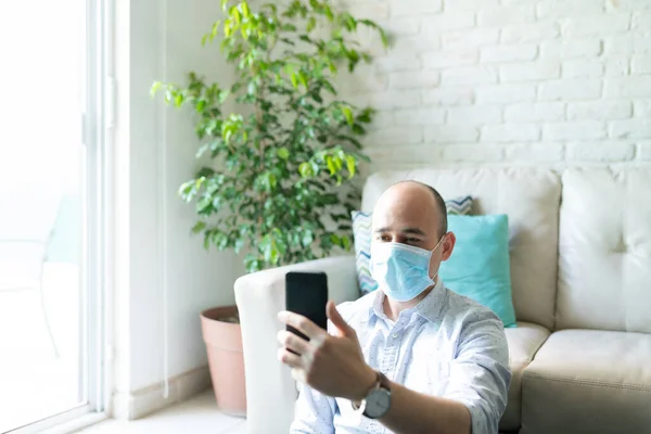 Hombre Calvo Bien Parecido Haciendo Una Videollamada Teléfono Inteligente Casa —  Fotos de Stock