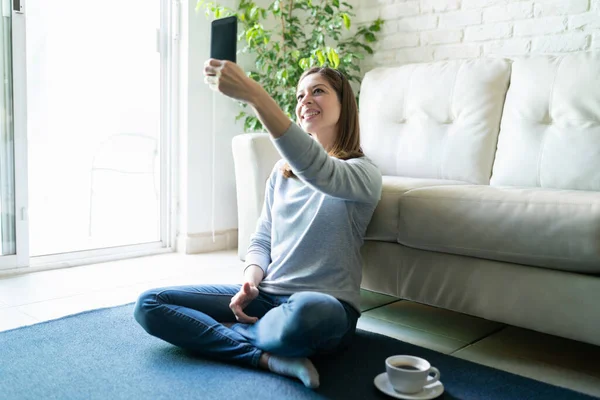 Wanita Cantik Berpakaian Santai Mengambil Selfie Dengan Smartphone Sambil Bersantai — Stok Foto