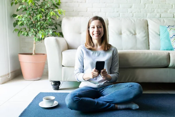 Portrét Krásné Ženy 40S Pomocí Smartphonu Usmívat Při Relaxaci Doma — Stock fotografie