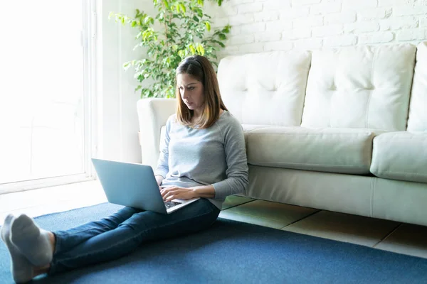 Goed Uitziende Vrouw Zit Het Tapijt Vloer Thuis Werkt Met — Stockfoto