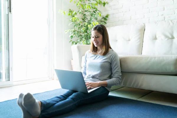 Mujer Linda Vestida Casual Mirando Las Redes Sociales Computadora Portátil — Foto de Stock