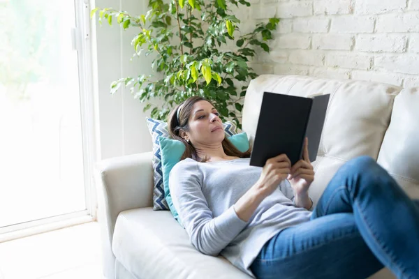 Wanita Kulit Putih Berbaring Sofa Ruang Tamu Sambil Membaca Buku — Stok Foto
