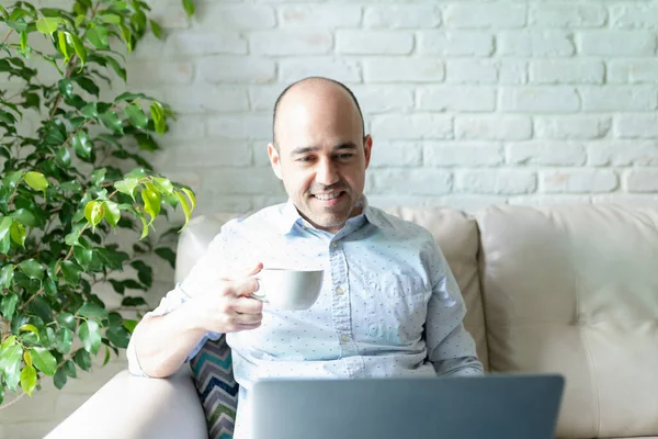 Portrait Bel Homme Dans Trentaine Lisant Les Médias Sociaux Maison — Photo