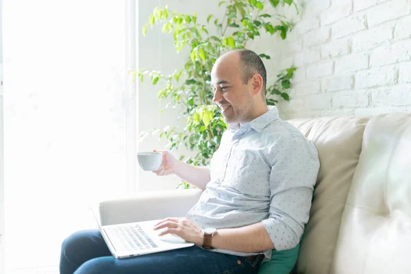 Yaşlardaki Yakışıklı Bir Adamın Profiline Bak Laptop Bilgisayarında Evde Çalışırken — Stok fotoğraf