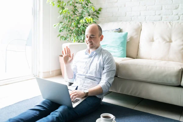 Goed Uitziende Kale Man Die Vanuit Huis Werkt Hallo Zegt — Stockfoto